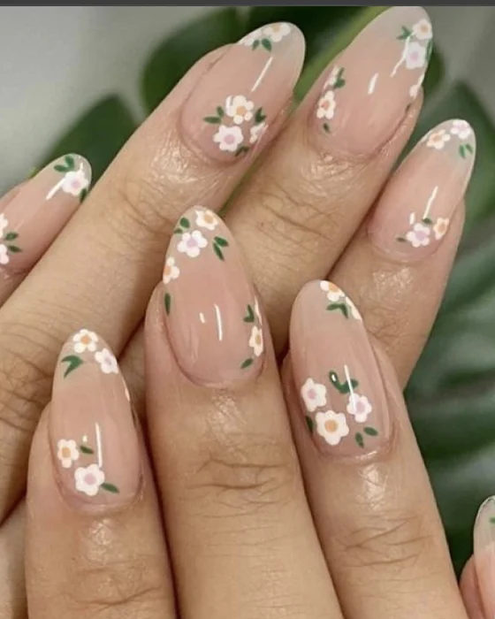 Ongles nude en amande avec de petites fleurs blanches peintes