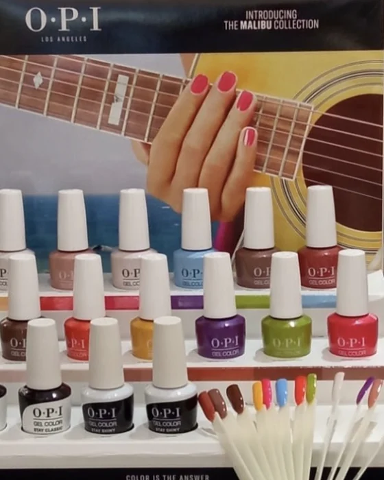 Présentoir de vernis du salon et capsules de couleurs alignées