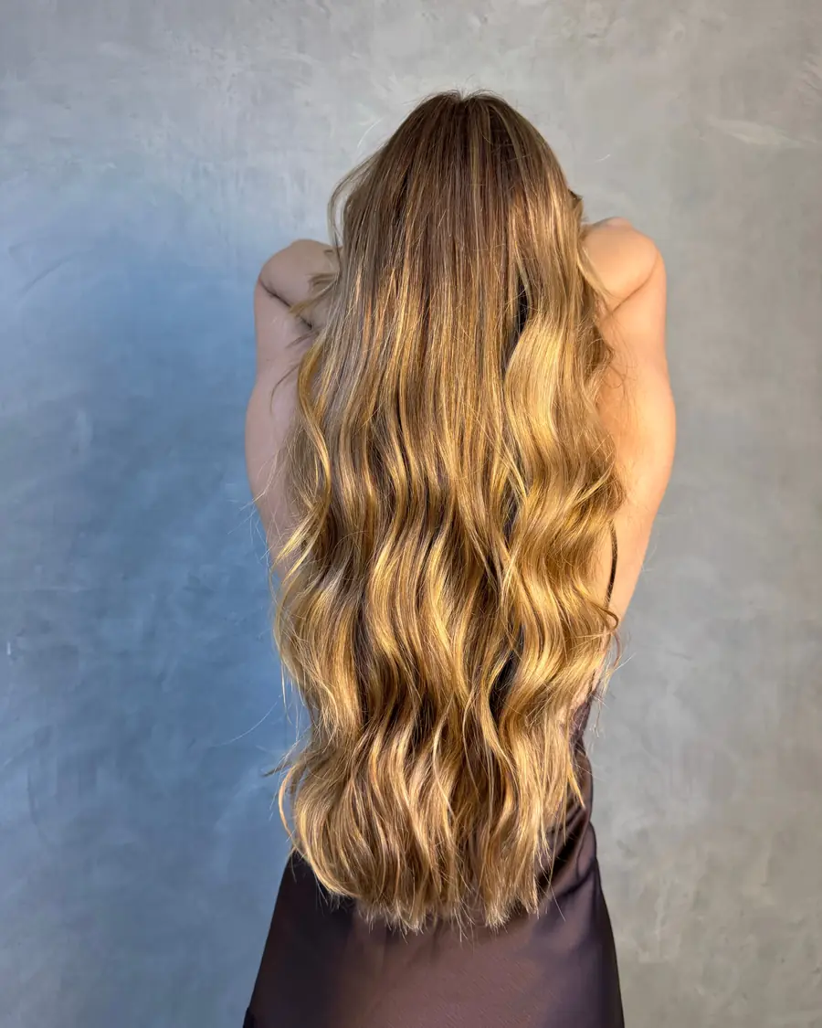 Longs cheveux ondulés vus de dos après un brushing